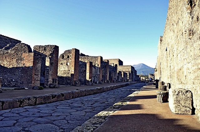 naples has easy access to the Pompei ruins